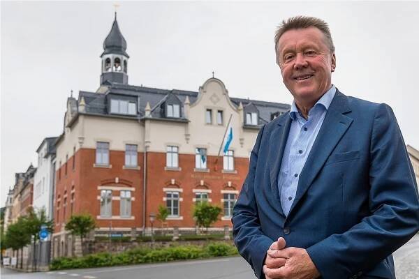 Heinz-Peter Haustein vor dem Ärztehaus in Olbernhau. Die Stadt hatte dafür die Weichen gestellt. 