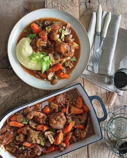 Králík na červeném víně à la boeuf bourguignon