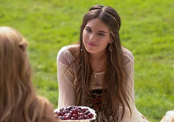 Království - Políbená - Z filmu - Caitlin Stasey