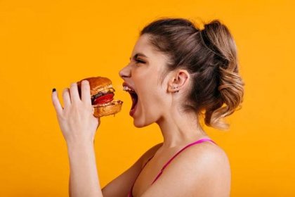 5 stravovacích návyků, které ničí trávení a způsobují problémy. Změňte svůj jídelníček ještě dnes