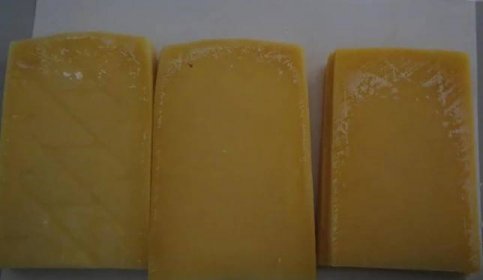 Potravináři odhalili v brněnském supermarketu zkažené sýry. Goudu pokrývala nebezpečná plíseň