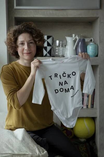Eliška Podzimková a Michal Škapa navrhli trička a body na podporu pěstounství. #domajedoma - Proti šedi