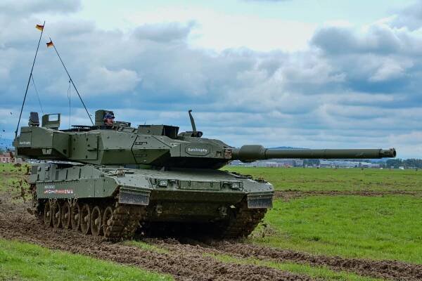 Česko by chtělo minimálně 77 tanků Leopard 2A8, uvedla Černochová po setkání s německým ministrem