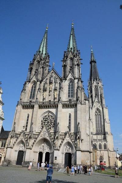 S arcibiskupem Graubnerem se loučil našlapaný olomoucký dóm, přijela celá Morava