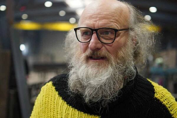 Památník na ničivé jihomoravské tornádo a jeho oběti chce z desítek trámů vytvořit akademický sochař Michal Blažek. V Moravské Nové Vsi opravuje ve spolupráci s místní firmou i poškozené sakrální památky, kříže a sochy.