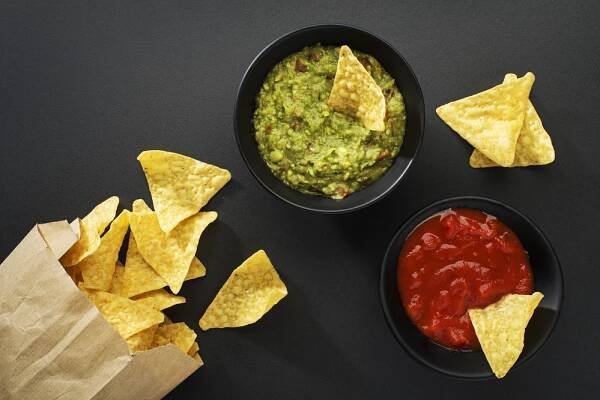 Guacamole a rajčatovou salsou — Stock obrázek