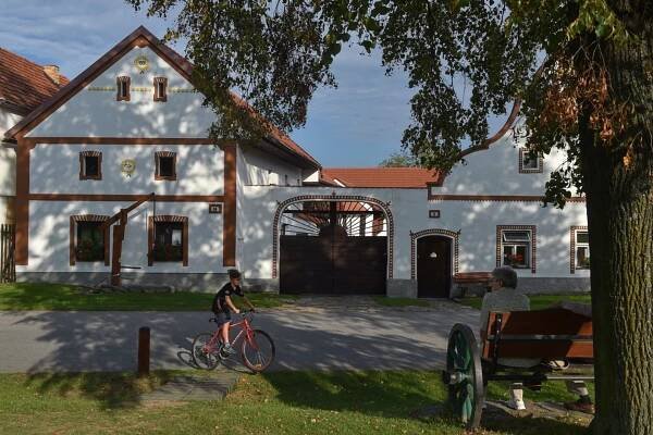 Na návsi můžete také obdivovat 8 funkčních replik dřevěných pístových pump na vodu