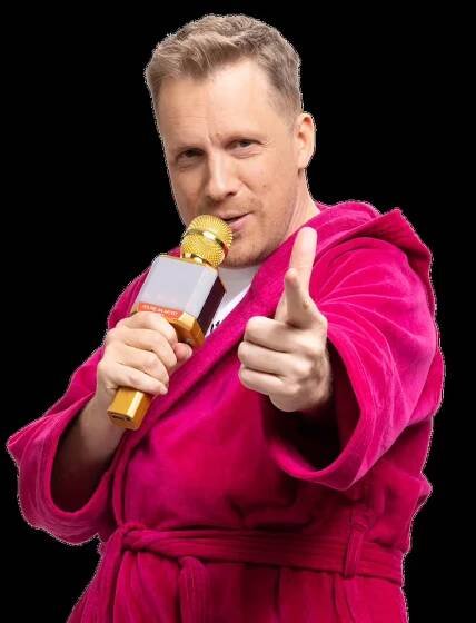 Oliver Pocher im Bademantel mit Mikrofo, Format Hey Olli