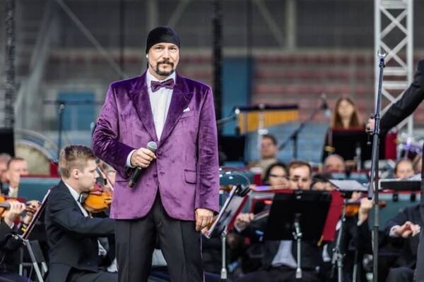 FOTO: Bohuš Matuš při vystoupení. – stránka 144