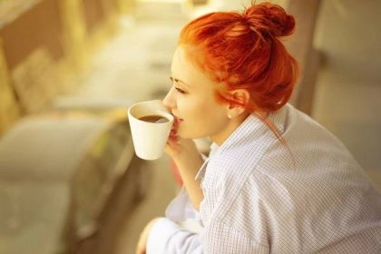Dobré ráno Zenske s šálkem voňavé kávy — Stock Fotografie © sinada #36095351