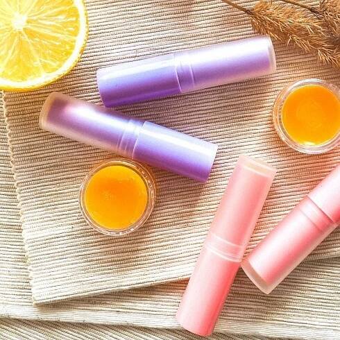 Jarní vegan balzám na rty s heřmánkem a citrusovou vůní – jak ho vyrobit? | ekokoza.cz
