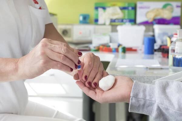 Nie vždy, keď vás bolí v hrdle, potrebujete antibiotiká: Žiadajte vyšetrenie CRP