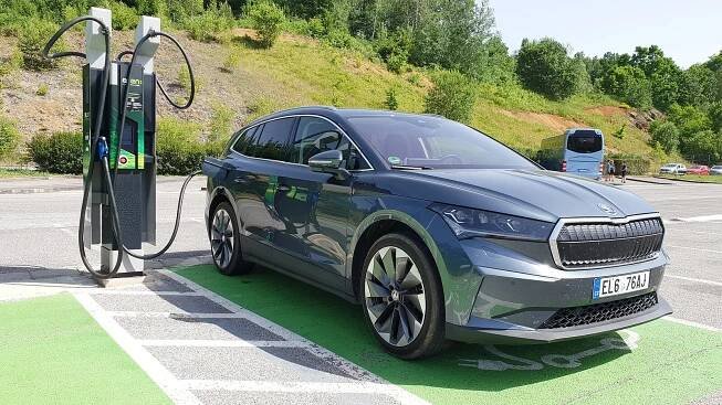 Bez nabíječek se elektroauta nerozjedou, v EU je síť bídná a nerovnoměrná