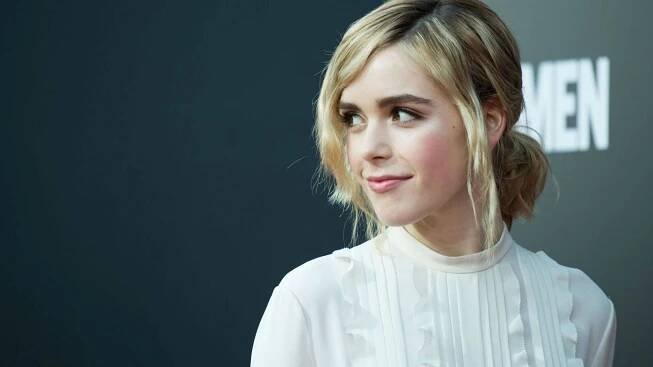 Lekfullflicka Kiernan Shipka Wallpaper