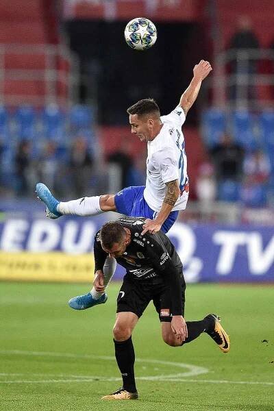Utkání 3. kola českého fotbalového poháru MOL Cupu: Baník Ostrava - Hradec Králové, 25. září 2019 v Ostravě. Na snímku (zleva) Daniel Holzer a Kristian Zbrožek.
