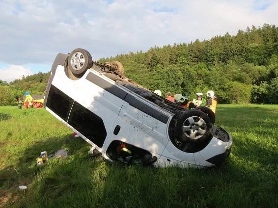 Pět zraněných: Řidič dodávky dostal smyk a skončil na střeše