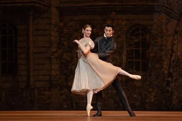 Lauren Cuthbertson Tatiana Ryoichi Hirano Eugene Onegin in Onegin. Credit 2025 ROH. Ph Andrej Uspenski