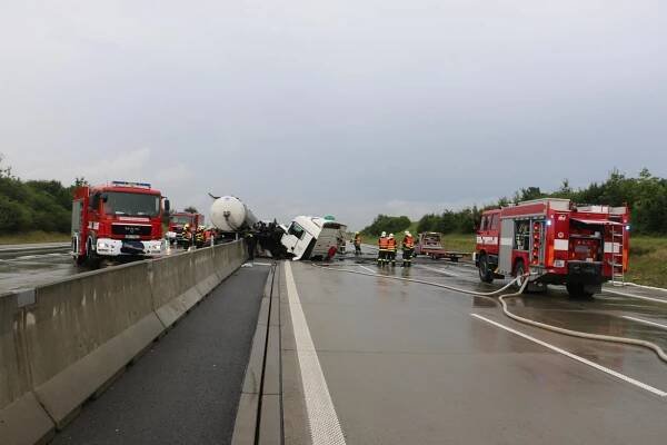 Dopravní nehoda s požárem na D1 v úseku od Olomouce směr Ostrava | hasici.cz 