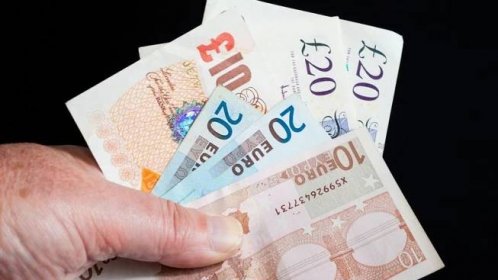 Češi mají doma miliardy korun v cizí měně
