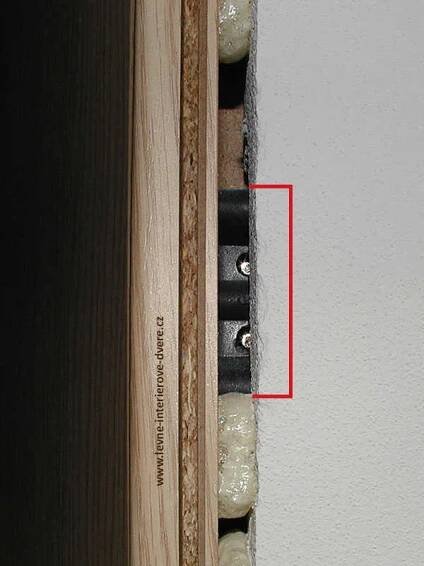Vysekaná kapsa pro držáky pantů obložkové zárubně ve stavebním otvoru.