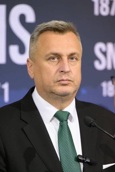 Danko chce, aby prezident žiadal zrušenie tendra na záchranky. Hlas hovorí, že je mimo reality