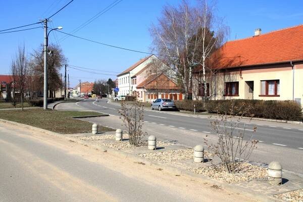 Hlavní ulice ve Vojkovicích