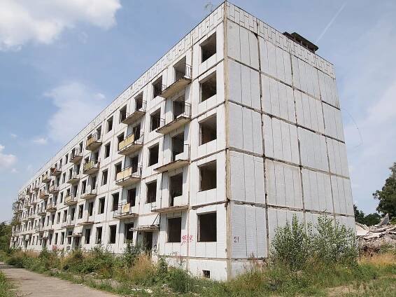 File:Milovice - abandoned building 2.jpg