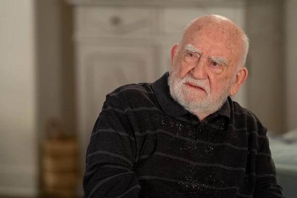 Grace a Frankie - Obřízka - Z filmu - Edward Asner