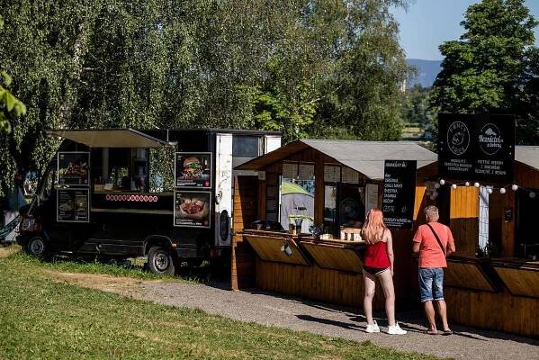 PODÍVEJTE SE: Tak to vypadá na Olešné: aquapark i kemp v obležení návštěvníků