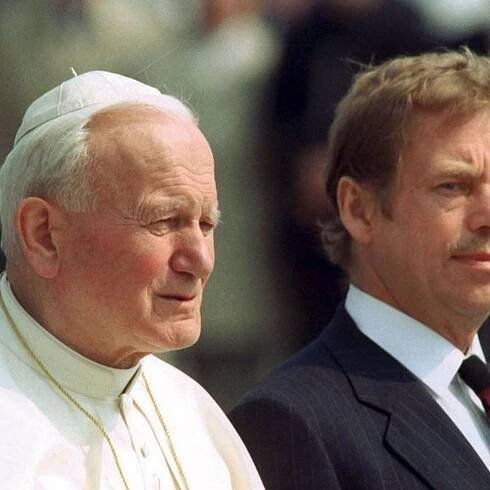 Vystoupil z letadla, poklekl a políbil zem. Před 30 lety poprvé navštívil Československo papež Jan Pavel II.