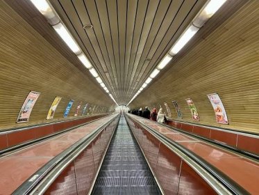 Stanice metra Jiřího z Poděbrad se na deset měsíců uzavře, rekonstrukce dospěla k výměně eskalátorů - Zdopravy.cz