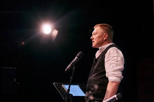 Jón Gnarr, exprimátor islandského Reykjavíku, během návštěvy ČR. V rozhovoru pro CNN Prima NEWS též vyprávěl o vlivu proruských dezinformací na islandskou společnost.