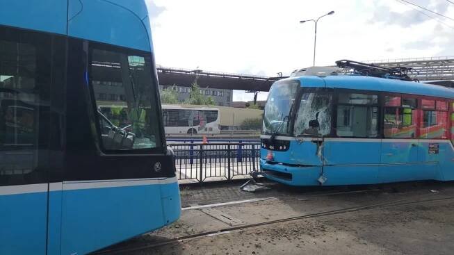 Dopravu v Ostravě zkomplikovaly nehody tramvají, při jedné byl zraněn chodec