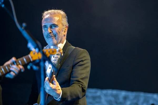 Steve Dykes - Crowded House Live in Auckland