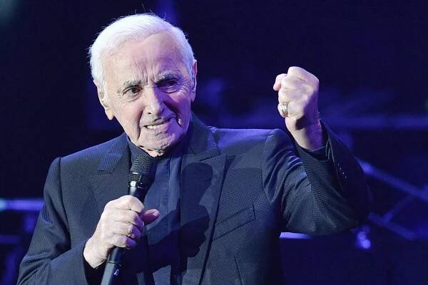 Třiadevadesátiletý Aznavour v Praze zpíval, žertoval i tančil. Diváci mu tleskali vestoje