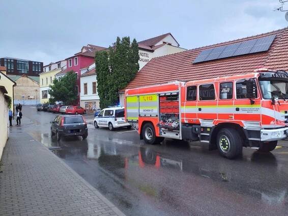 Následky dešťů v Brně. V Bosonohách a Jundrově bojovali hasiči s vodou a bahnem