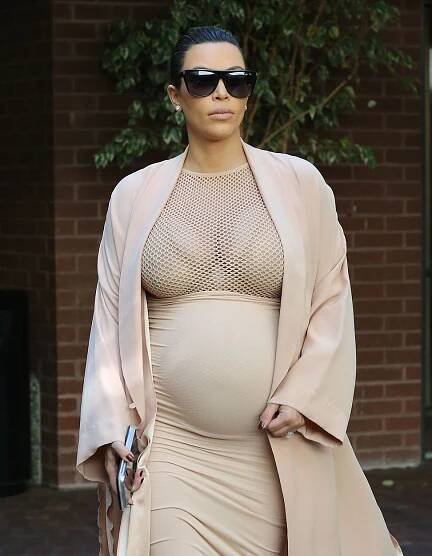 Těhotná Kim Kardashian oblékla naprostou příšernost: V outfitu slonovinové barvy připomínala březí slonici