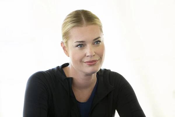 Press on-set visit - Rebecca Romijn - Knihovníci - A jablko sváru - Z akcí