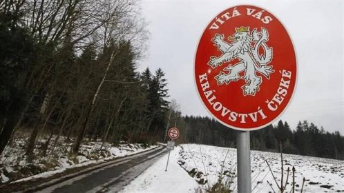 Hnědé značky upozorňující na historickou hranici Čech a Moravy v Hamrech nad...