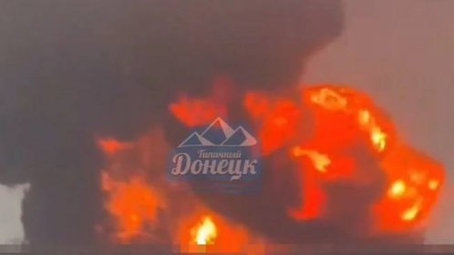 Massive explosion as four Ukrainian missiles blow up Russian oil depot turning it into a fireball seen for...
