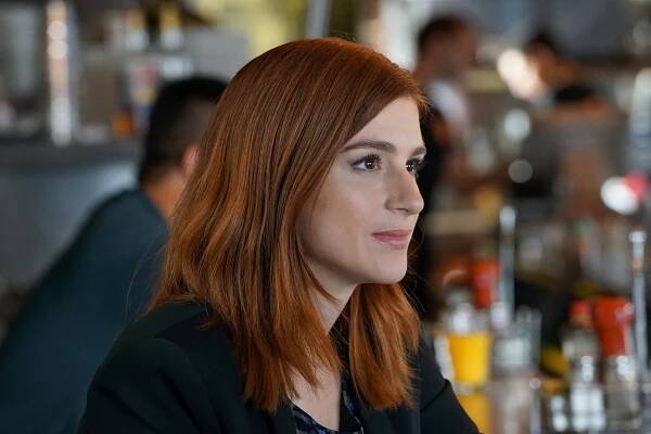 Nejsem do tebe blázen - Genetically Inferior Beta Males - Z filmu - Aya Cash