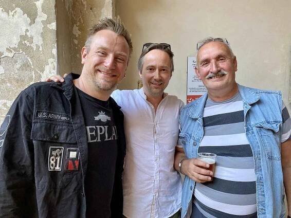 Zleva frontman kapely Septic People Alex Fedorov, herec Jaroslav Plesl a kastelán hradu a zámku v Horšovském Týně Jan Rosendorfský.