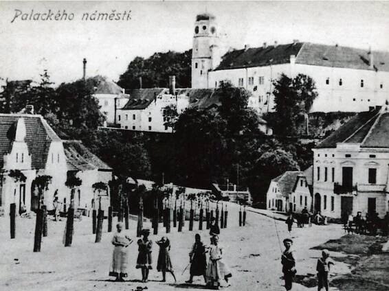 Pohlednice z minulosti: Palackého náměstí ve Vlašimi