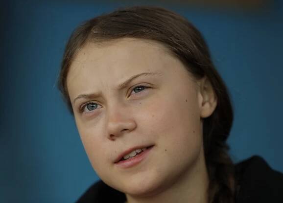 Ropná společnost udělala tetování Grety Thunberg v sexuální poloze. Design si vzala od umělce