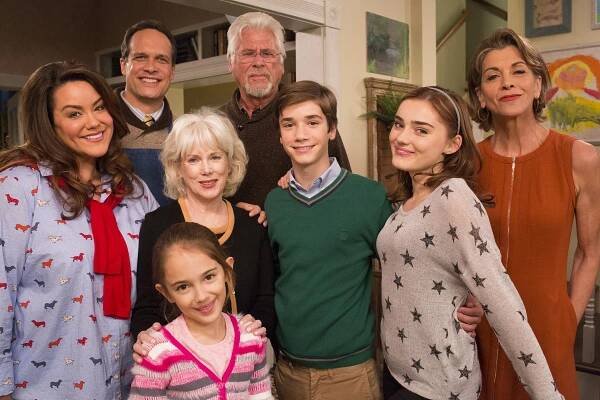 Americká manželka - Nadějný pár - Promo - Katy Mixon, Diedrich Bader, Julia Butters, Julia Duffy, Barry Bostwick, Daniel DiMaggio, Meg Donnelly, Wendie Malick