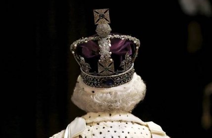 Máma monarchie: kult osobnosti poráží demokracii
