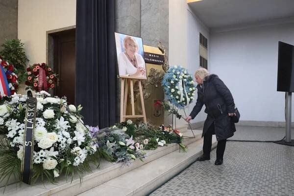 7 nej momentů z pohřbu Marie Poledňákové (†81): Zdrcená Eliška Balzerová, přiznání Harapese a tajemné květy...