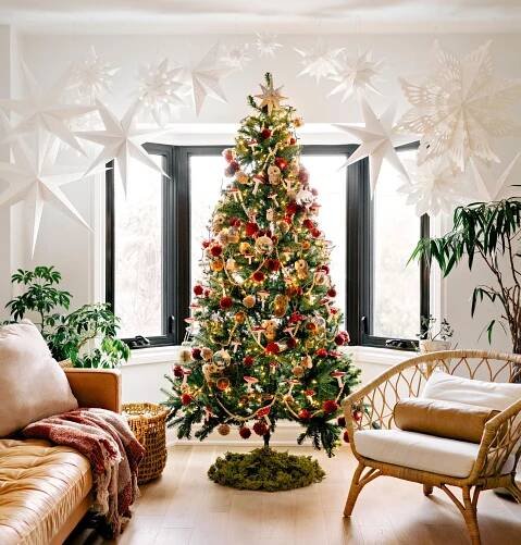 Hundreds of Paper Snowflakes Decorate Wendy Lau's Magical Holiday Home
