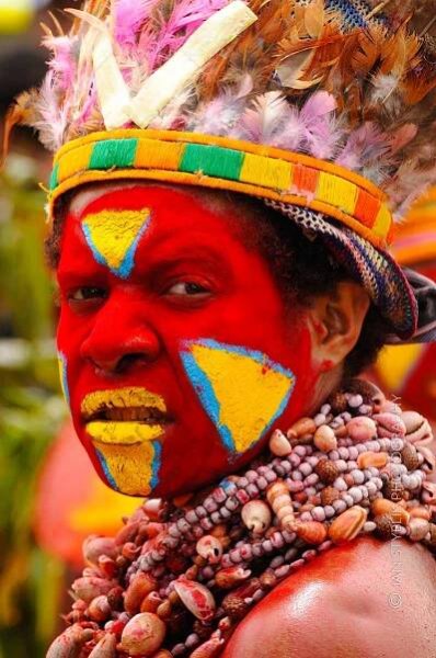 Zdobené tváře etnických obyvatel Centrálního novoguinejského pohoří, Papua Nová Guinea