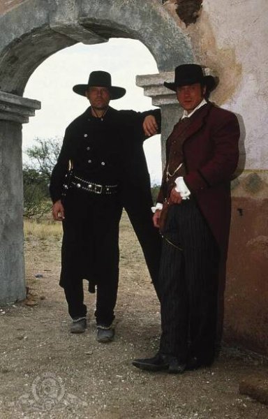 Michael Biehn and Anthony Starke in Sedm statecných (1998)